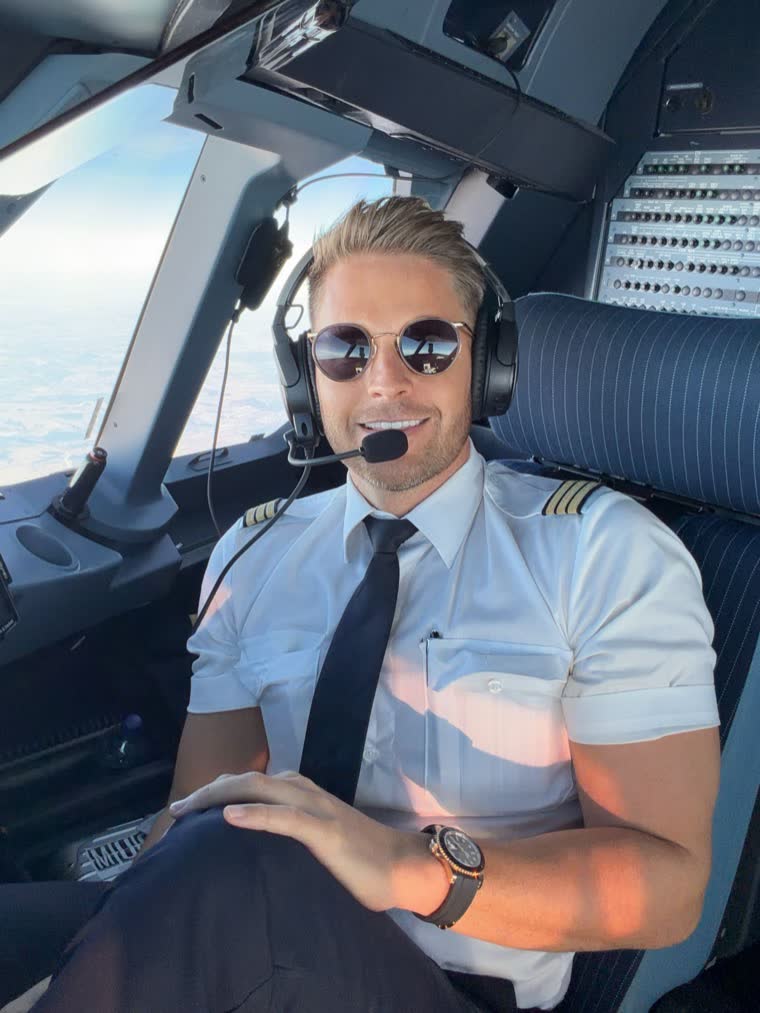 Ben mit Headset und Sonnenbrille im Cockpit im Reiseflug