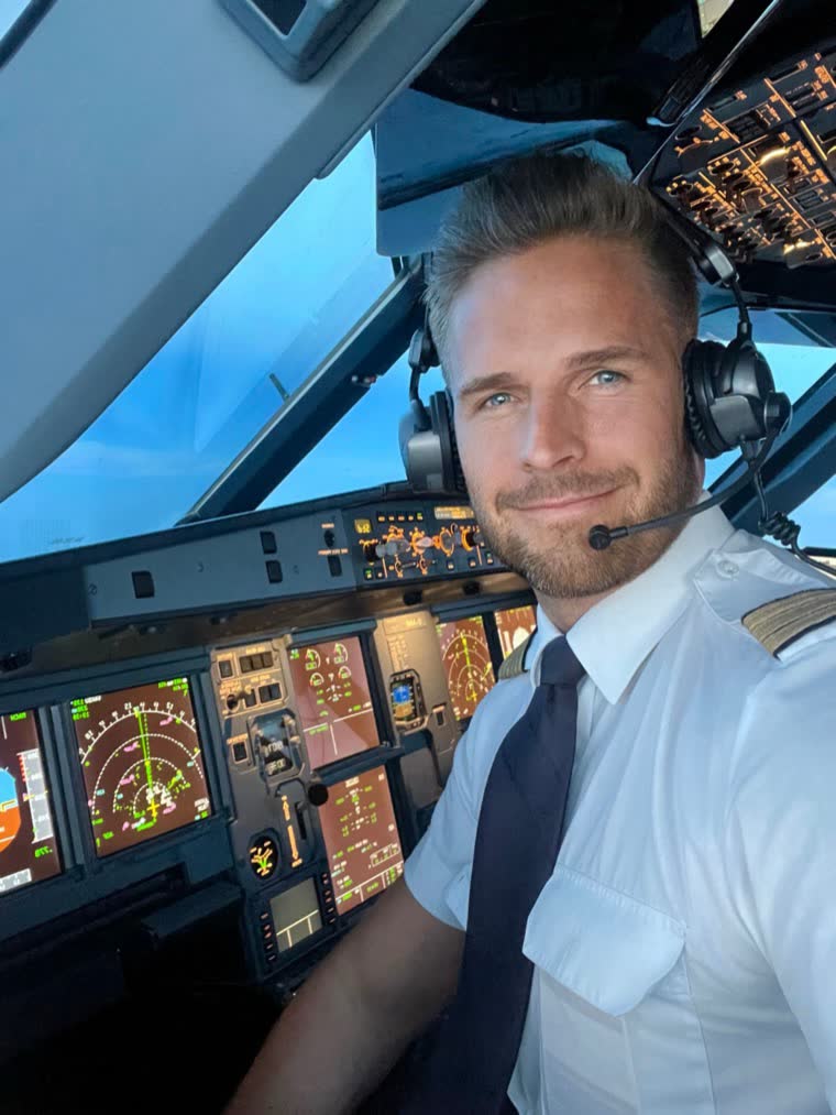 Selfie im Cockpit vor den beleuchteten Displays