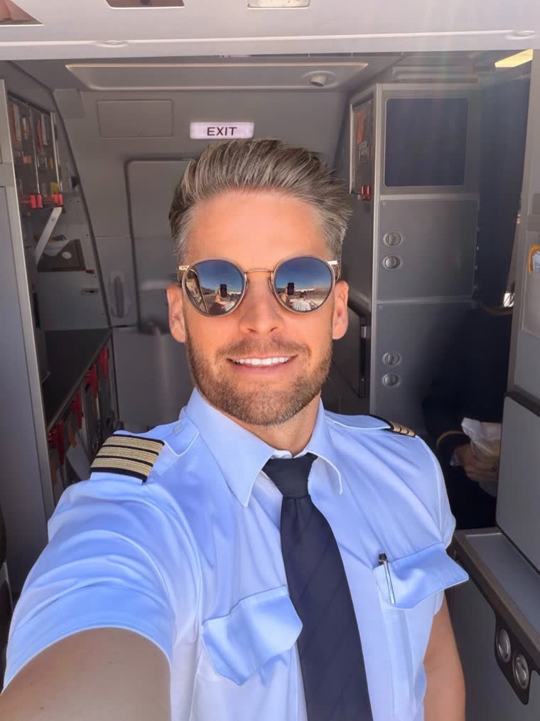 Selfie in Uniform mit vier Streifen in der vorderen Galley