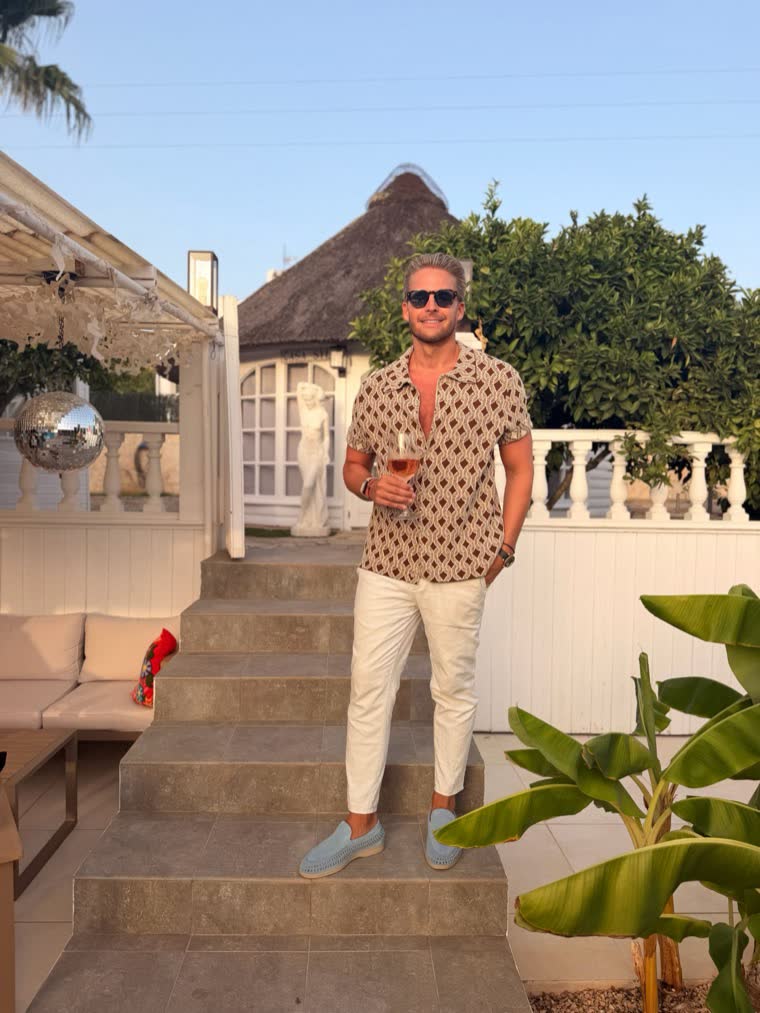 Ben mit einem Glas Rosé auf der Treppe einer Finca
