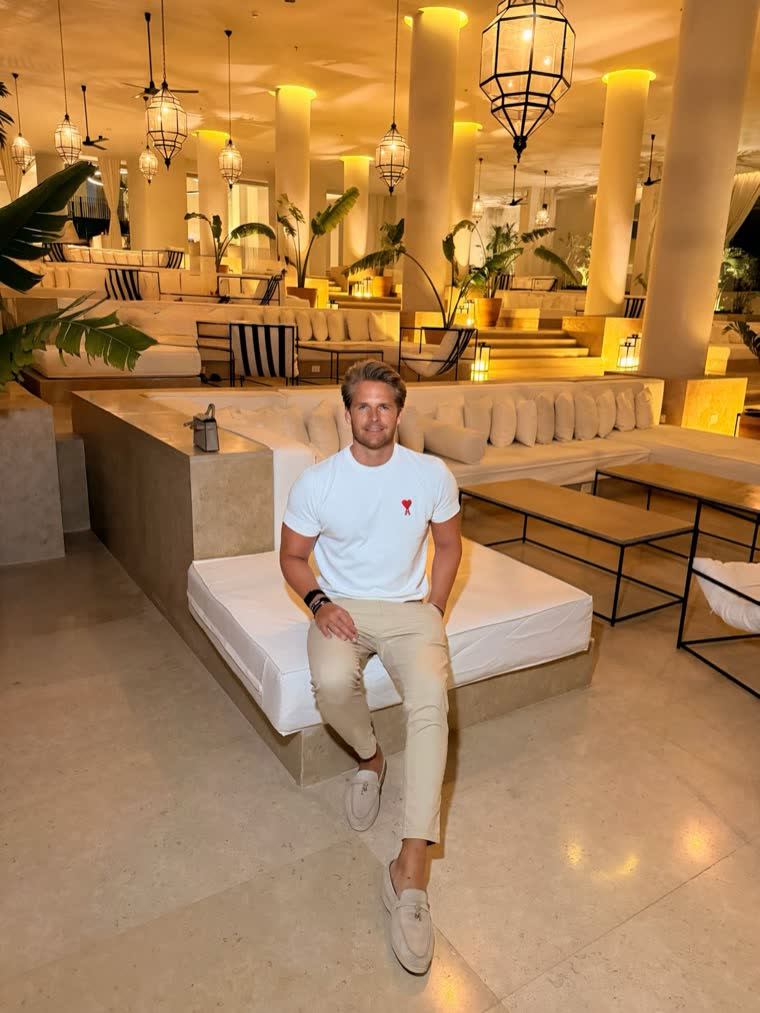 Ben sitzt in einer Hotellounge mit Laternen